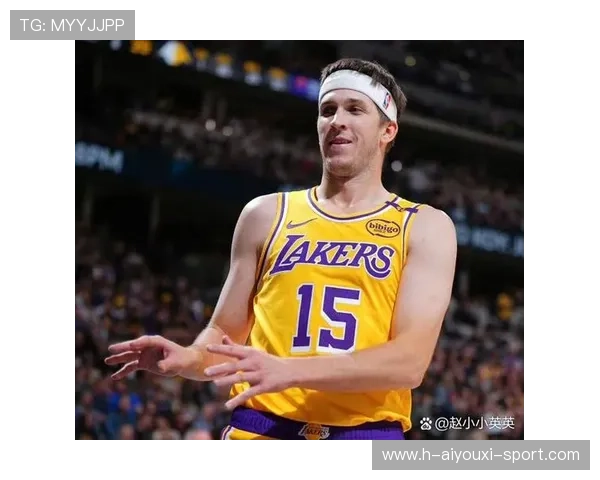NBA湖人里夫斯拉杆后仰神仙打板得分：篮球艺术的完美呈现